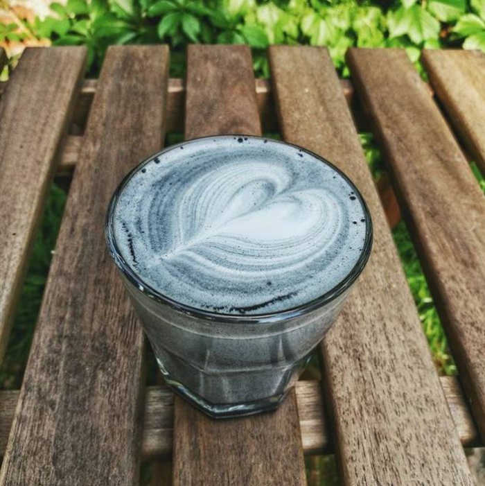 black latte selber machen erfahrungen gesunder trend