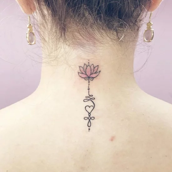 buntes lotus unalome tattoo am nacken