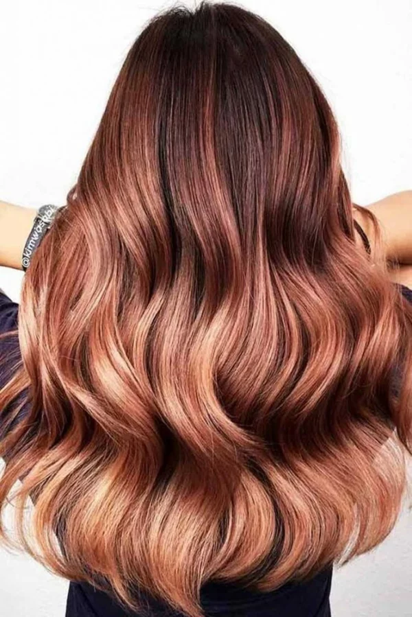 Haarfarben-Trends - lange Haare in Bronde mit leichten Wellen