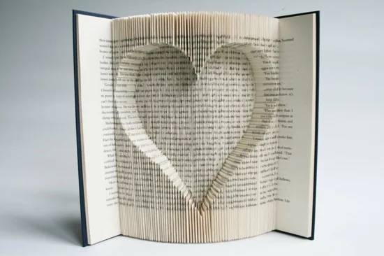 gefaltetes Herz in einem Buch mit der Orimoto Technik