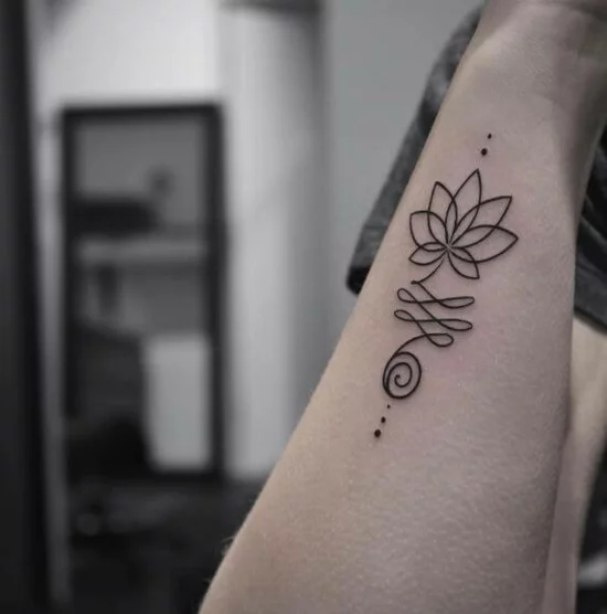 lotus blume unalome tattoo buddhistische tätowierung