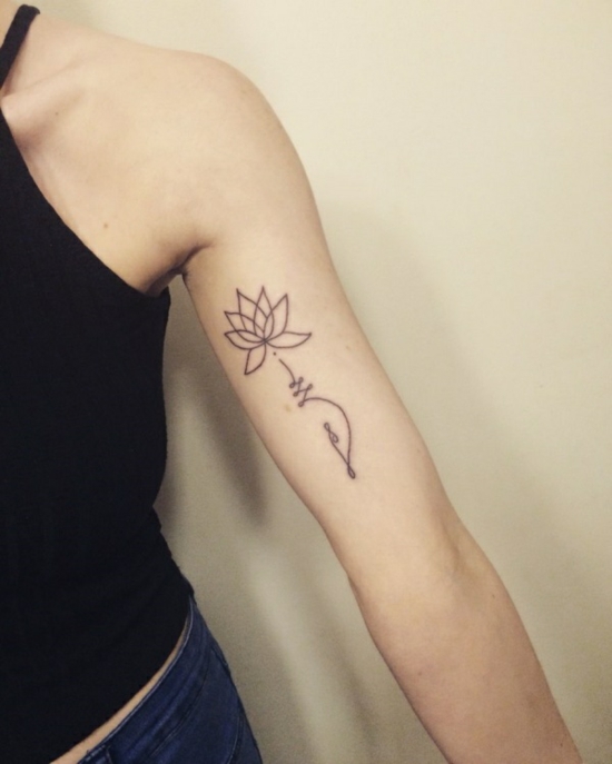 lotus unalome tattoo oberarm damen