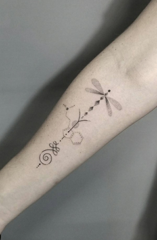 modernes unalome tattoo libelle