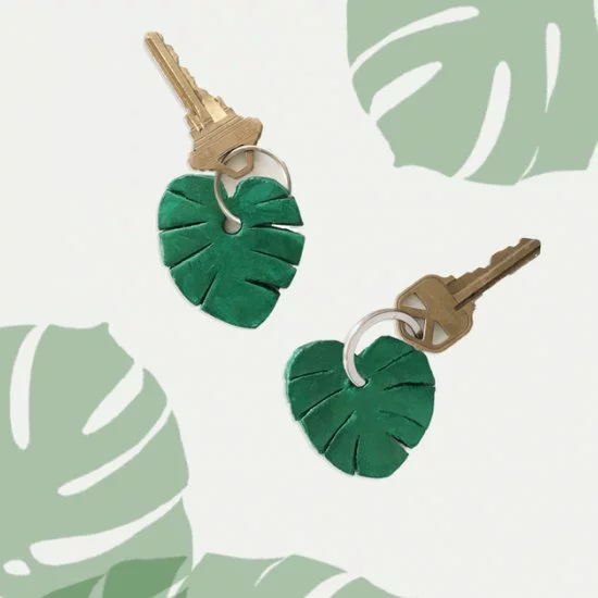 DIY Schlüsselanhänger mit Monstera-Blättern aus Kaltporzellan 