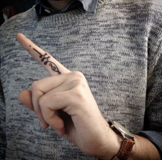 männer unalome tattoo finger seitlich