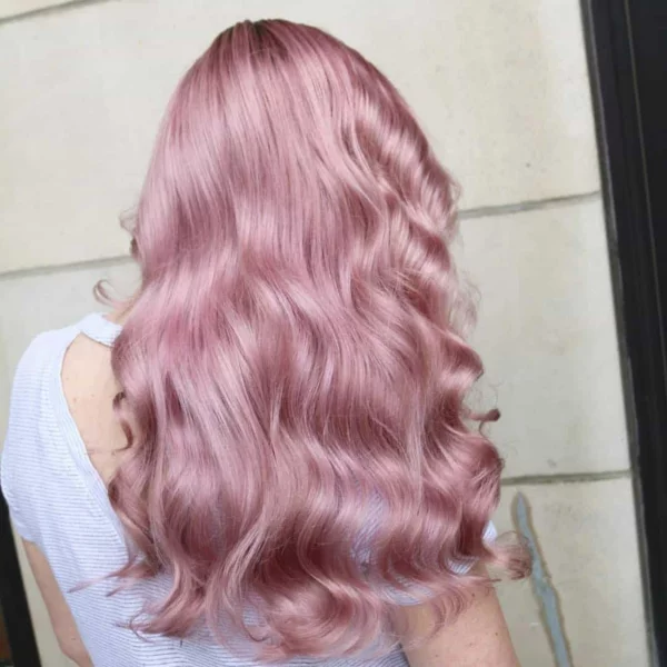 lange, wellige Haare in Rose-Haarfarbe 