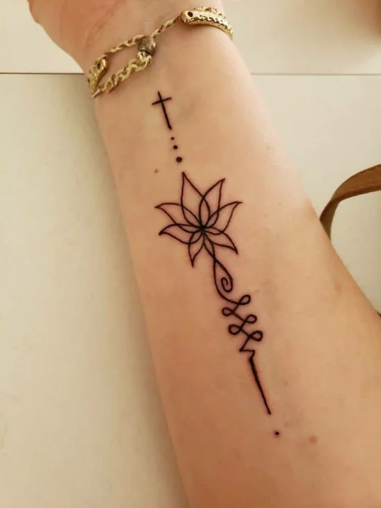 unalome tattoo mit kreuz arm
