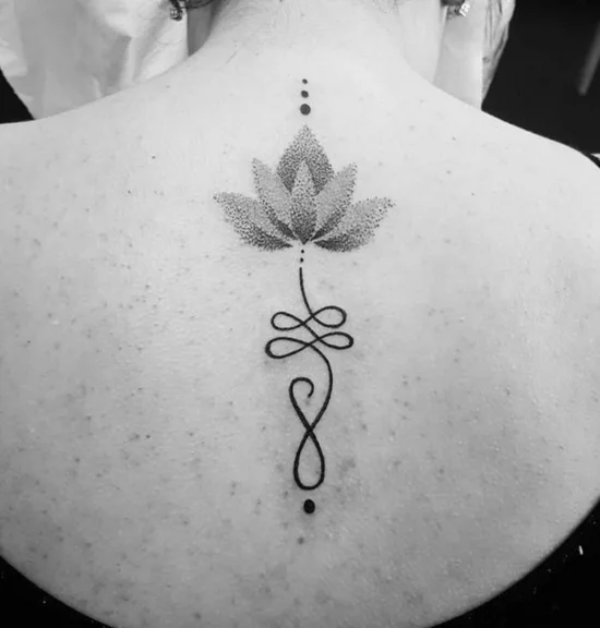 unalome tattoo rücken lotus