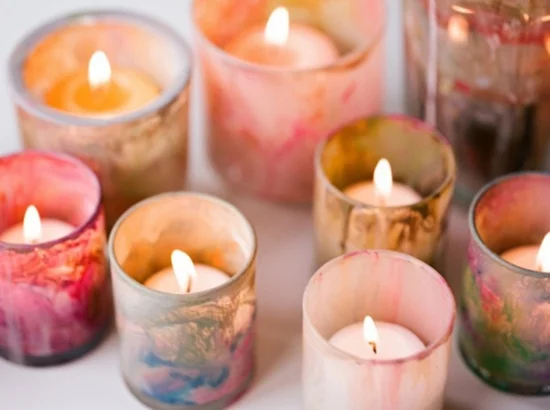 marmorierte Windlichter mit brennenden Kerzen 