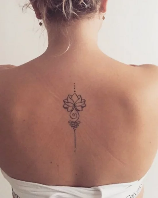 zartes unalome tattoo mit lotus