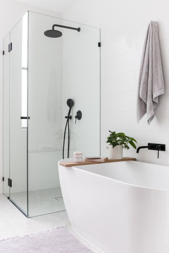 Badezimmer Trends 2021 Duschecke Glaswände freistehende Badewanne elegantes zeitloses Baddesign