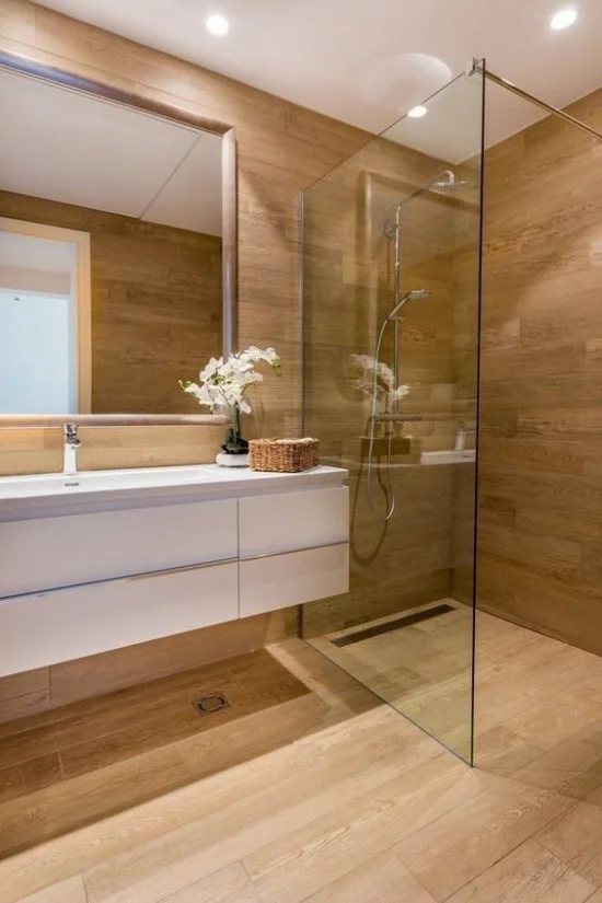 Badezimmer Trends 2021 Duschecke Waschtisch Fliesen un Holzoptik einen guten Einsatz im modernen Bad