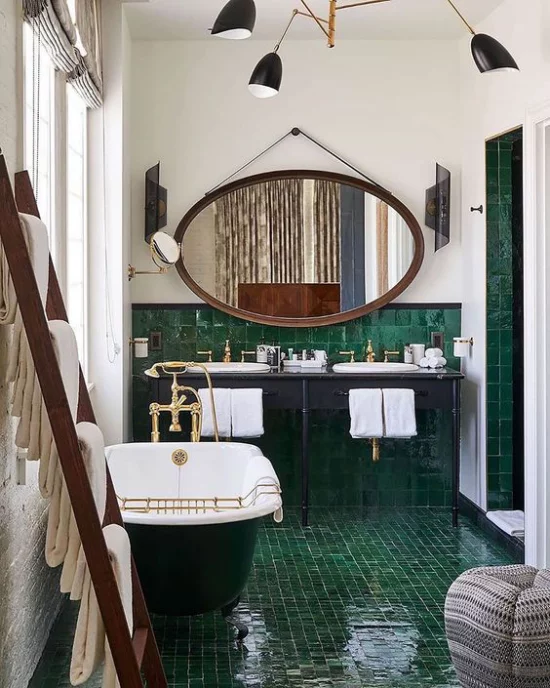 Badezimmer Trends 2021 Retro Baddesign Wanne Spiegel grüne Fliesen WC