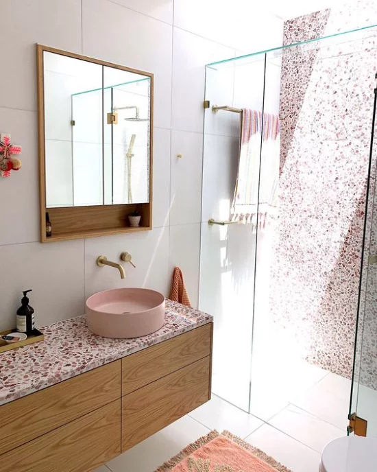 Badezimmer Trends 2021 Terrazzo auf der Waschtischplatte Blickfang Dusche Glaswand
