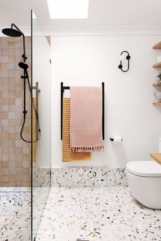 Badezimmer Trends 2021 Terrazzoboden weiße Wände modernes Bad Duschecke Glaswand WC bunte Tücher