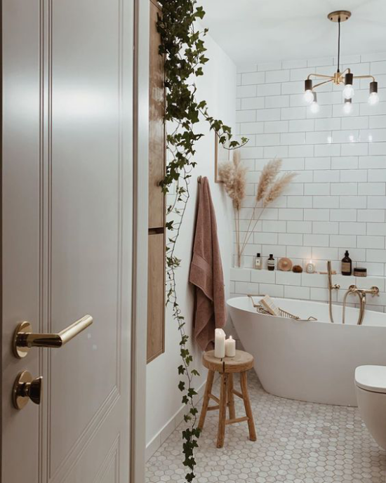 Badezimmer Trends 2021 gemütliches Bad sanfte Farben weiße Metro Fliesen Deko mit Naturmaterialien
