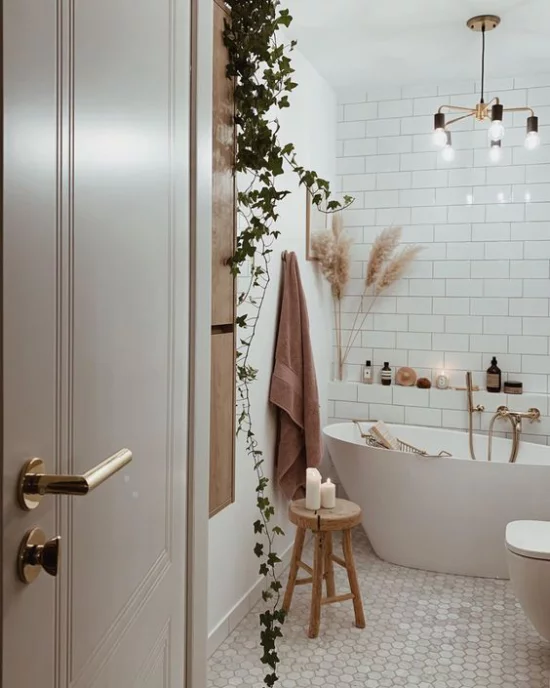 Badezimmer Trends 2021 gemütliches Bad sanfte Farben weiße Metro Fliesen Deko mit Naturmaterialien