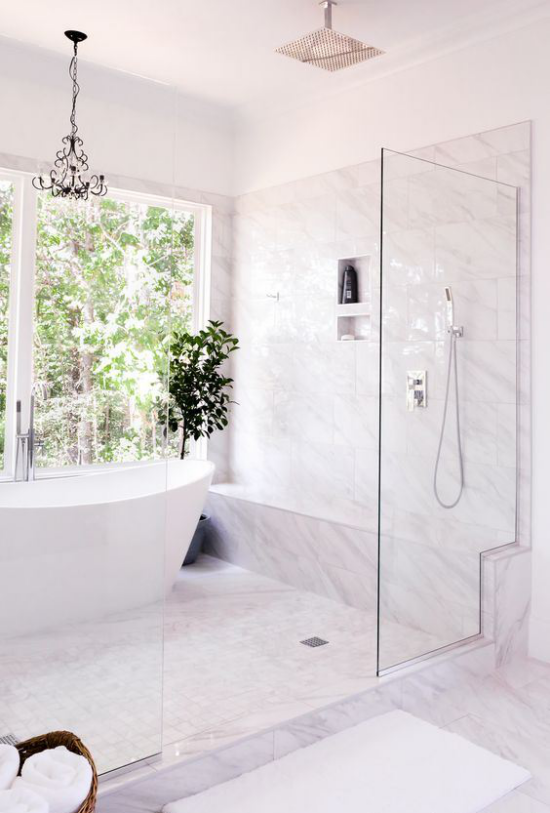 Badezimmer Trends 2021 großes Fenster zum Hinterhof weiße Badewanne helle Fliesen Glastür