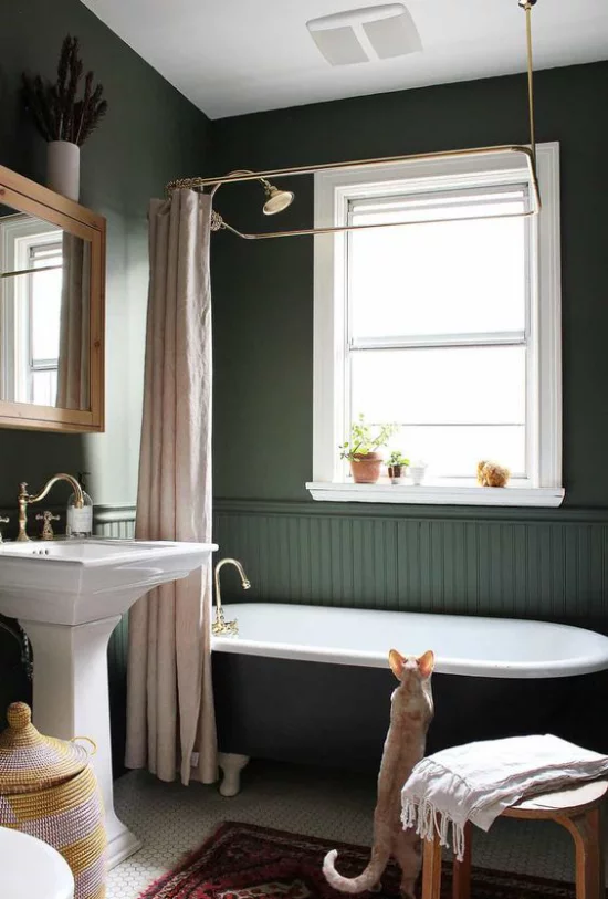 Badezimmer Trends 2021 grüne Wand Badewanne Katze Fenster badevorhang Waschtisch im Retro Stil