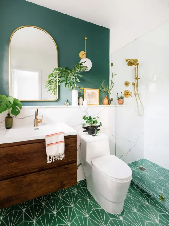 Badezimmer Trends 2021 grüne Wand Spiegel grüne Bodenfliesen fein gemustert Waschtisch Holz WC