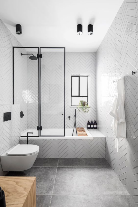 Badezimmer Trends 2021 klassisches Design weiße Fliesen Dusche Glaswände WC schwarze Armaturen graue Bodenfliesen