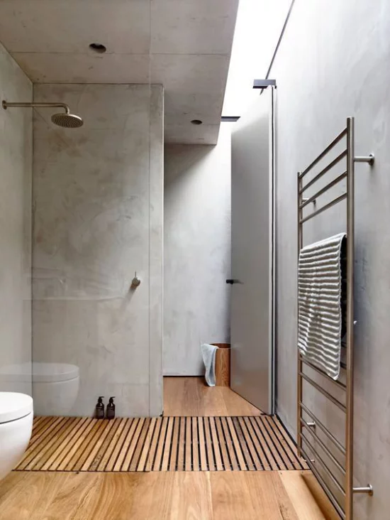 Badezimmer Trends 2021 schlichtes baddesign in Grau Holzplatten Holzboden Dusche WC