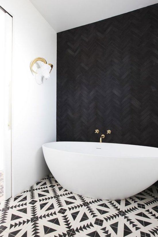 Badezimmer Trends 2021 schwarze Akzentwand weiße Badewanne gemusterte Bodenfliesen schickes Design Kontraste