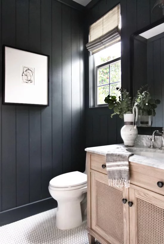 Badezimmer Trends 2021 schwarze Wand Bild weiße Bodenfliesen etwas Holz Waschtisch WC Fenster