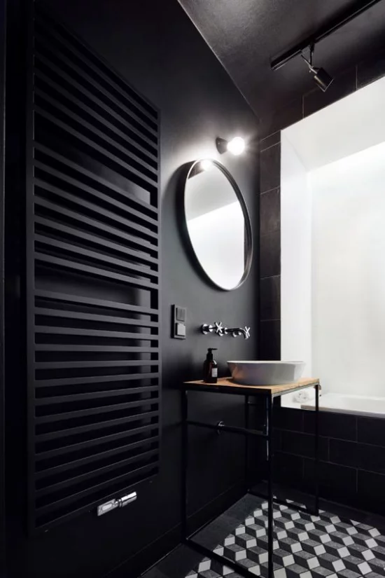Badezimmer Trends 2021 schwarzes Baddesign gemusterte Bodenfliesen runder Spiegel schlichter Waschtisch