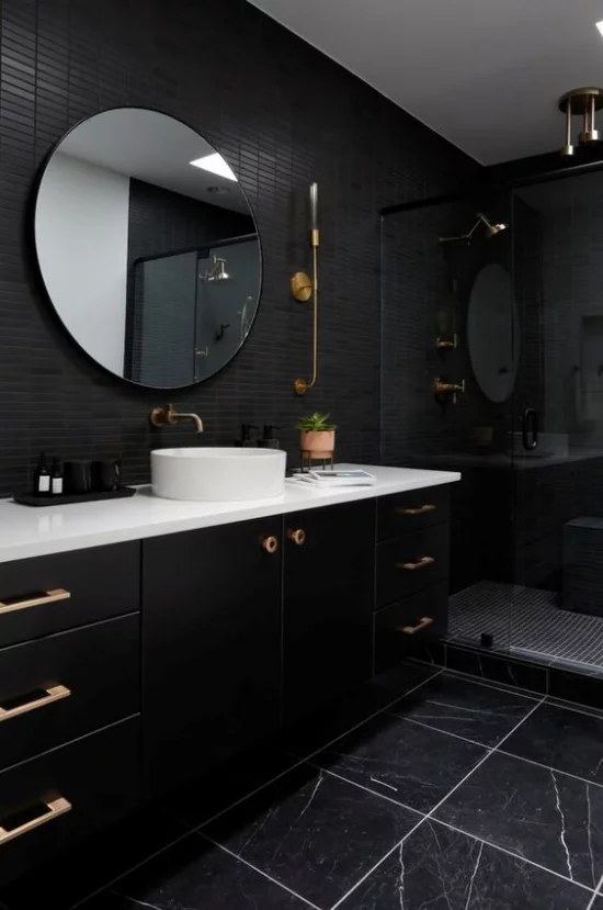 Badezimmer Trends 2021 schwarzes baddesign Marmorfliesen weiße Waschtischplatte visueller Kontrast
