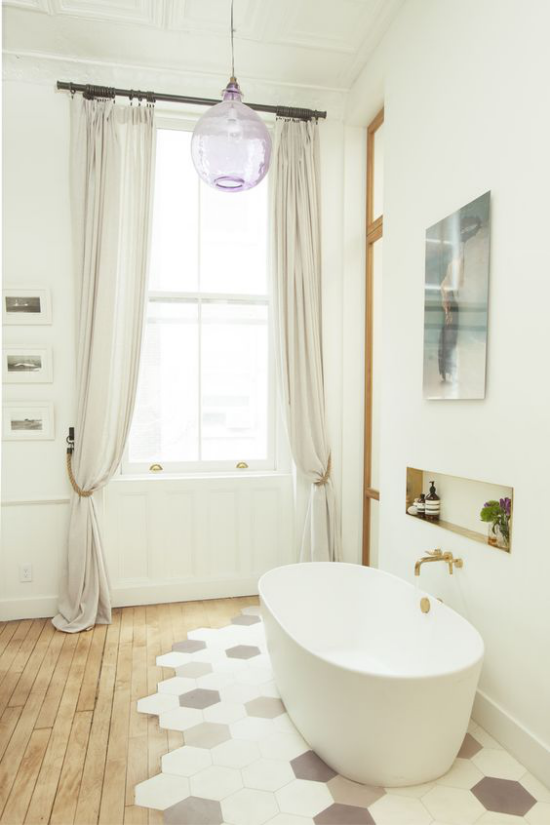Badezimmer Trends 2021 schönes Baddesign weiße Badewanne Bodenübergang Fliesen Holz