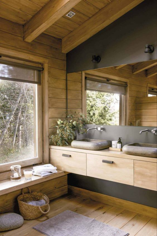 Badezimmer Trends 2021 viel echtes Holz Korb weites Fenster großer Spiegel Spa Erlebnis garantiert