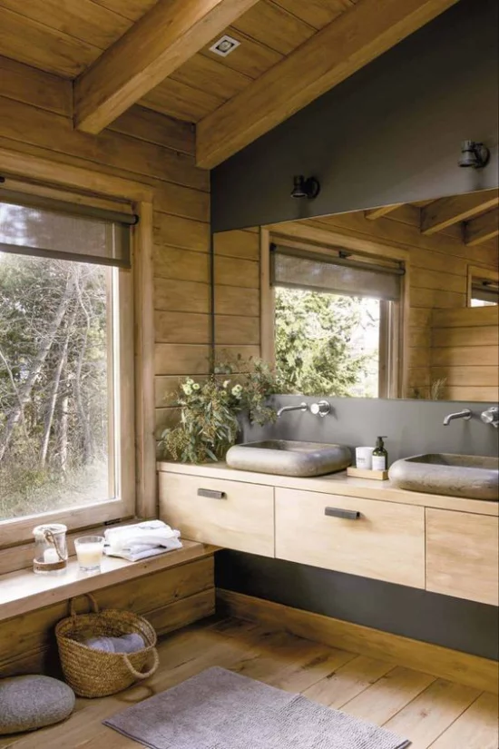 Badezimmer Trends 2021 viel echtes Holz Korb weites Fenster großer Spiegel Spa Erlebnis garantiert