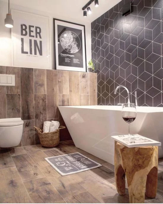 Badezimmer Trends 2021 weiße Badewanne WC Fliesen in Holzoptik Gemütlichkeit pur Hocker aus Holz ein Glas Wein
