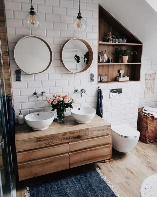 Badezimmer Trends 2021 weiße Metro Fliesen mit viel Holz gepaart Waschtisch Regal Korb