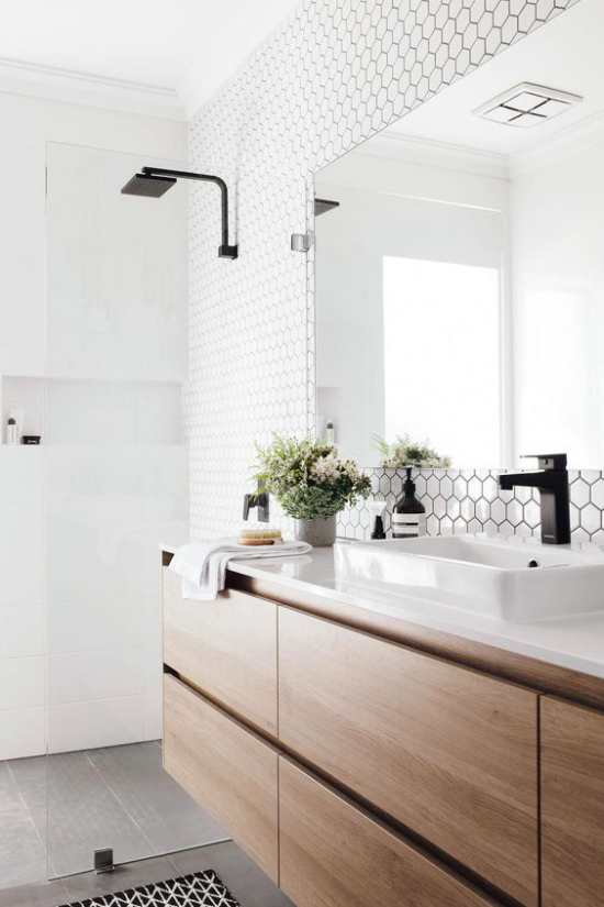 Badezimmer Trends 2021 weiße Wandfliesen schwebender Waschtisch großer Wandspiegel schwarze Armaturen