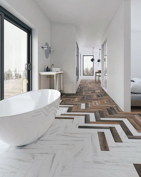 Badezimmer Trends 2021offenes topaktuelles Raumkonzept toller Bodenübergang Fliesen von Weiß bis Holzbraun weiße Badewanne