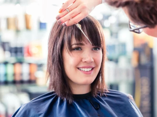 Frisurentrends 2023 den Haastylisten Ihres Vertrauens besuchen neuen Haarschnitt bekommen