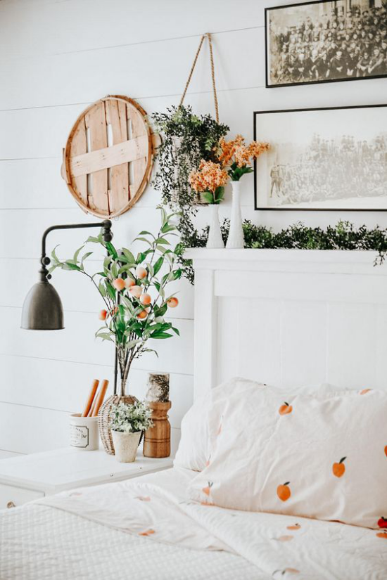 Frühlingsdeko Ideen fürs Schlafzimmer Blumen Ton in Ton mit der Bettwäsche sehr meisterhaft geschmückt