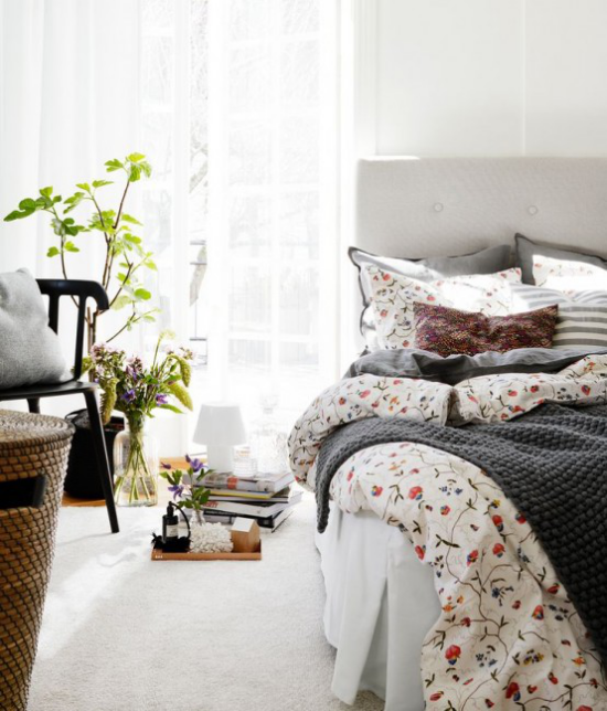 Frühlingsdeko Ideen fürs Schlafzimmer Blumenmuster Bettwäsche weiche Textilien Vase mit Blumen grüne Topfpflanze weicher Teppich