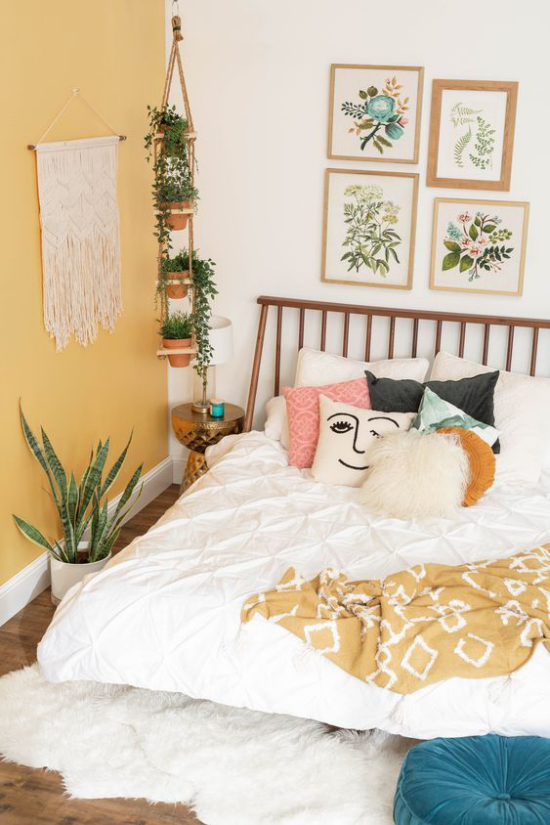 Frühlingsdeko Ideen fürs Schlafzimmer Makramee an der Wand rustikale Bettdecke mit Fransen bunt gemusterte Kissen Gemütlichkeit im Raum ideen