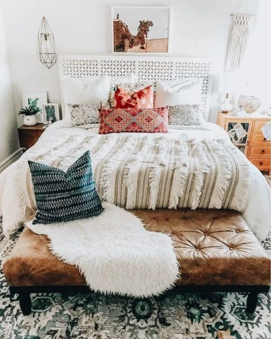 Frühlingsdeko Ideen fürs Schlafzimmer Makramee an der Wand rustikale Bettdecke mit Fransen bunt gemusterte Kissen Gemütlichkeit im Raum.