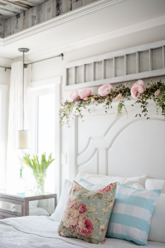 Frühlingsdeko Ideen fürs Schlafzimmer Rosen auf dem Kissen als Blumenmuster auf dem Bettkopfteil als Schmuck