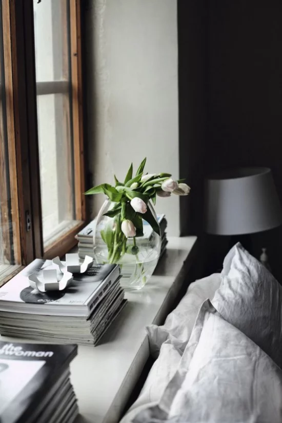 Frühlingsdeko Ideen fürs Schlafzimmer Tulpen in Vase am Fenster frische Note bringen