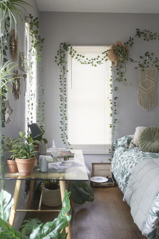 Frühlingsdeko Ideen fürs Schlafzimmer den ganzen Raum begrünen viele grüne Topfpflanzen auf dem Tisch ling grün gemusterte Bettdecke