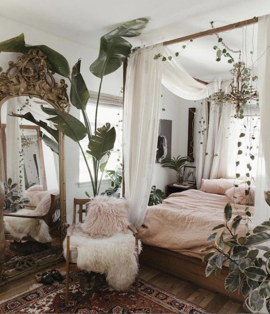 Frühlingsdeko Ideen fürs Schlafzimmer den ganzen Raum begrünen viele grüne Topfpflanzen weiche Wohntextilien