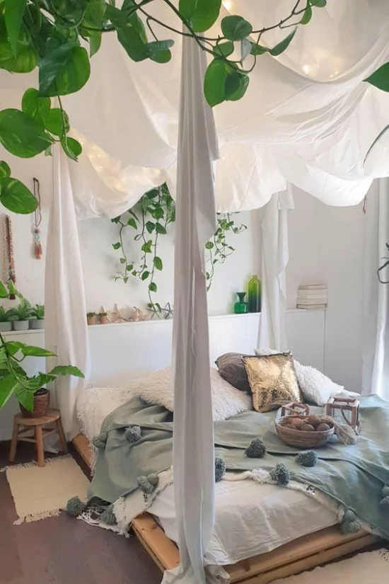 Frühlingsdeko Ideen fürs Schlafzimmer rustikales Ambiente weiß Pastellnuance von Mintgrün Decke viele Grünpflanzen