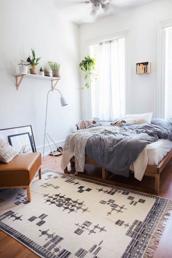 Frühlingsdeko Ideen fürs Schlafzimmer schönes Ambiente Topfpflanzen auf Regal viel Licht gemütliches Bett