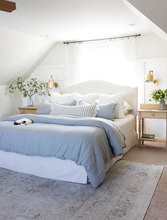 Frühlingsdeko Ideen fürs Schlafzimmer schönes Raumdesign Bettwäsche Bettbezug in Hellblau und Weiß absolut klassisch sehr gefragt