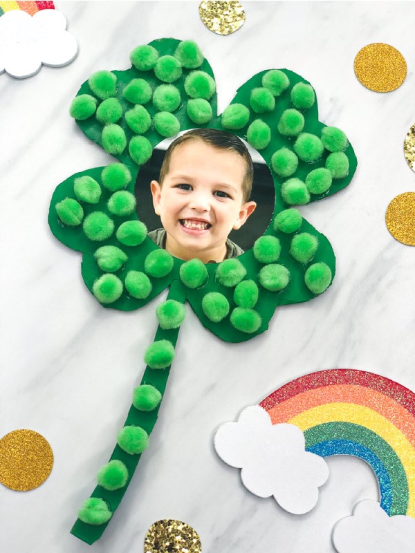 Kleeblatt basteln mit Kindern und Erwachsenen – Ideen und Anleitungen zum St. Patrick’s Day schamrock mit kinder foto